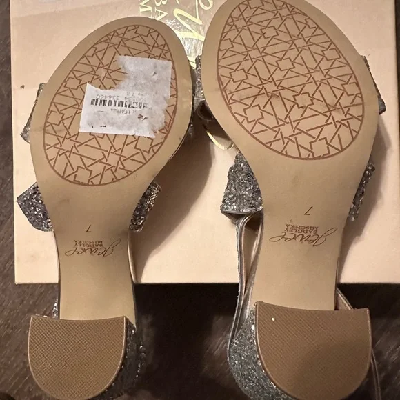 Jewel
BADGLEY MISCHKA
Cook Metallic Glitter Heels Formal Shoes size 7.5  7 1/2 - Picture 11 of 12